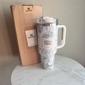Stanley FlowState Quencher H2.0 Tumbler in Marble Gray “Polar Swirl”box damaged